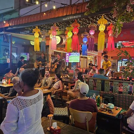 Merry V Guesthouse Bangkok Ngoại thất bức ảnh