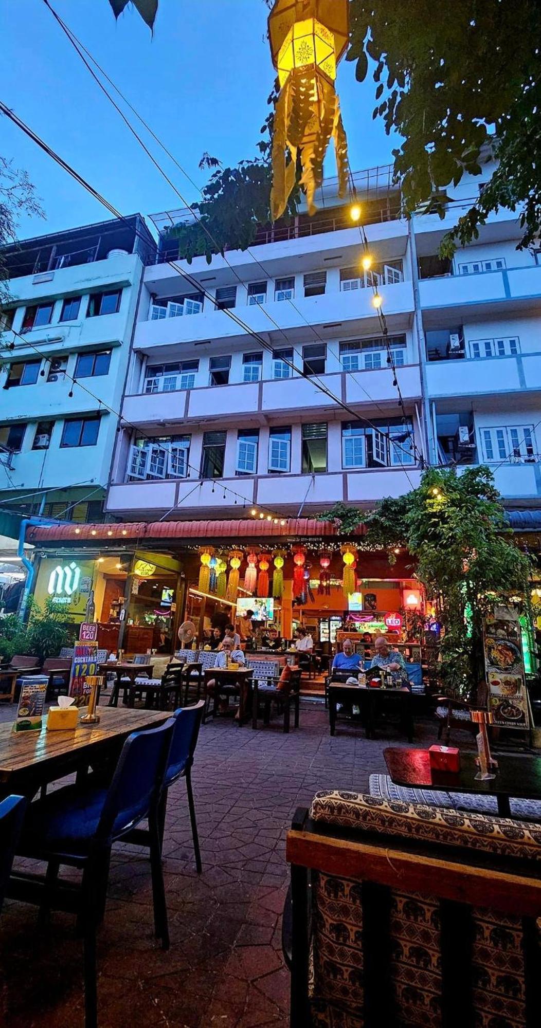 Merry V Guesthouse Bangkok Ngoại thất bức ảnh